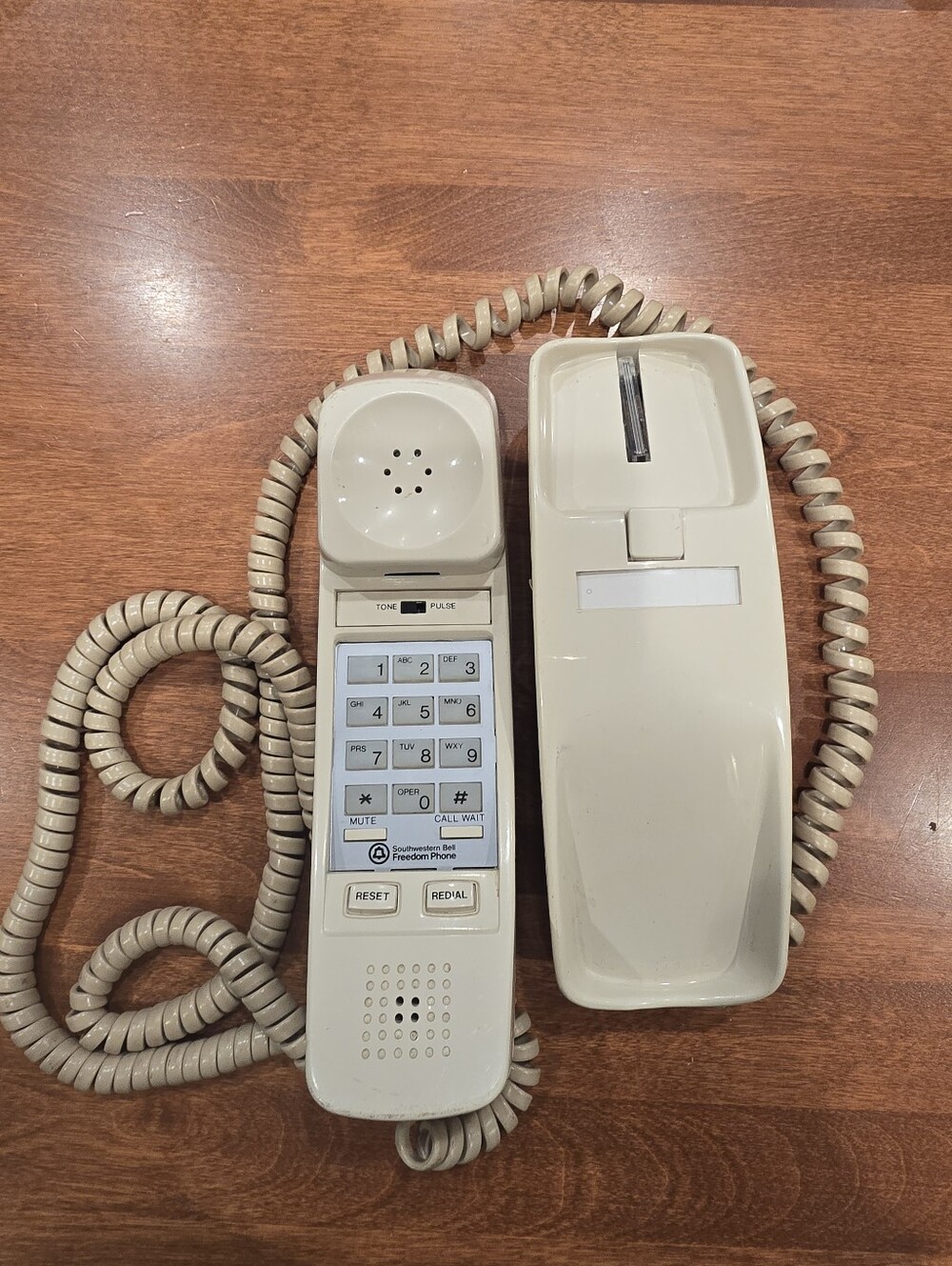 Vintage Southwest Bell Freedom Phone Model No. FC 2555 Beige Telephonep